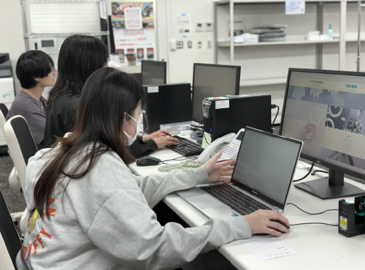 社員の隣で作業いただくので、困りごとがあっても聞きやすい環境です。