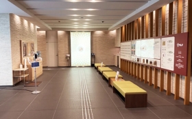 本社1階のロビーには、生薬パネルとサンプルが飾られています。