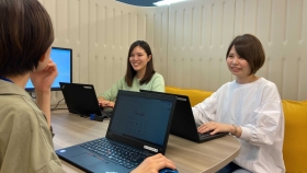 オフィスでの打ち合わせの様子です。