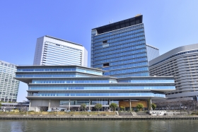 2019年に竣工した新社屋から、常に正確な情報と心弾むコンテンツを関西、そして世界に向けて発信しています。