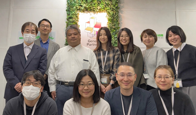 写真：アットジーピージョブトレ梅田の内観写真です。オフィスのような部屋で、長机と椅子がグループごとに並んでいます。ここに全員が集まり、明るい雰囲気のなか、トレーニングをおこなっていきます。