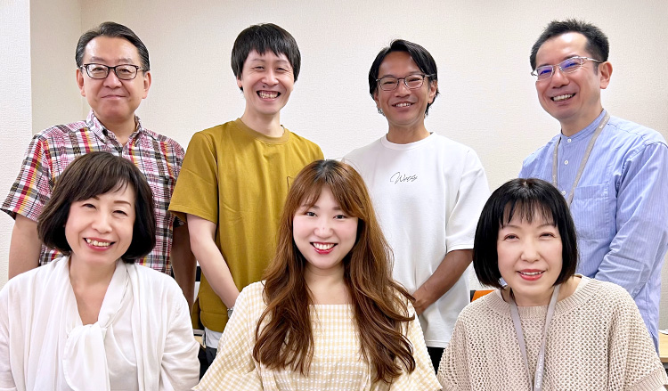 写真：アットジーピージョブトレ秋葉原の内観写真です。オフィスのような部屋で、長机と椅子がグループごとに並んでいます。ここに全員が集まり、明るい雰囲気のなか、トレーニングをおこなっていきます。