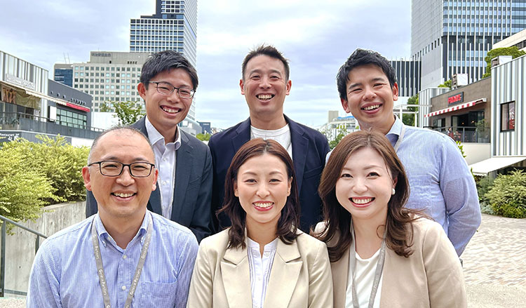 写真：アットジーピージョブトレ名古屋の内観写真です。オフィスのような部屋で、長机と椅子がグループごとに並んでいます。ここに全員が集まり、明るい雰囲気のなか、トレーニングをおこなっていきます。