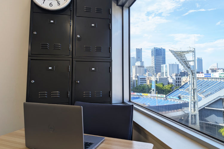 横浜公園の開放感のある景色