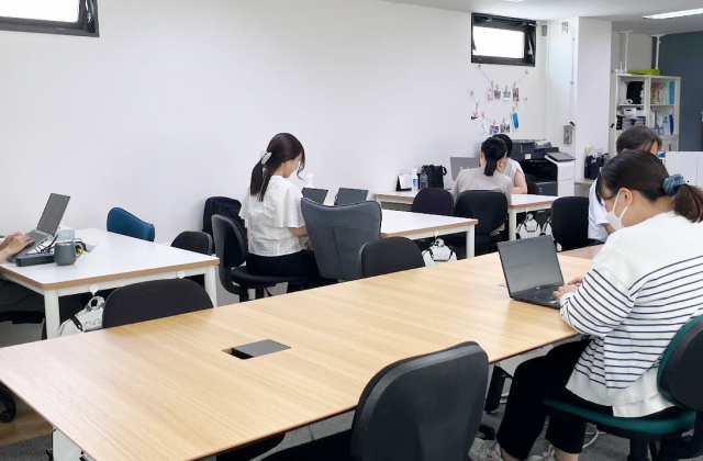 明るく広々とした事業所