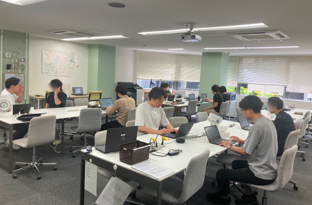 明るく広々とした事業所